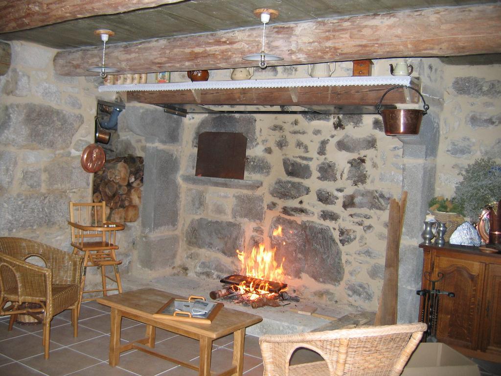 La Ferme Des Genets Bed & Breakfast Medeyrolles Dış mekan fotoğraf