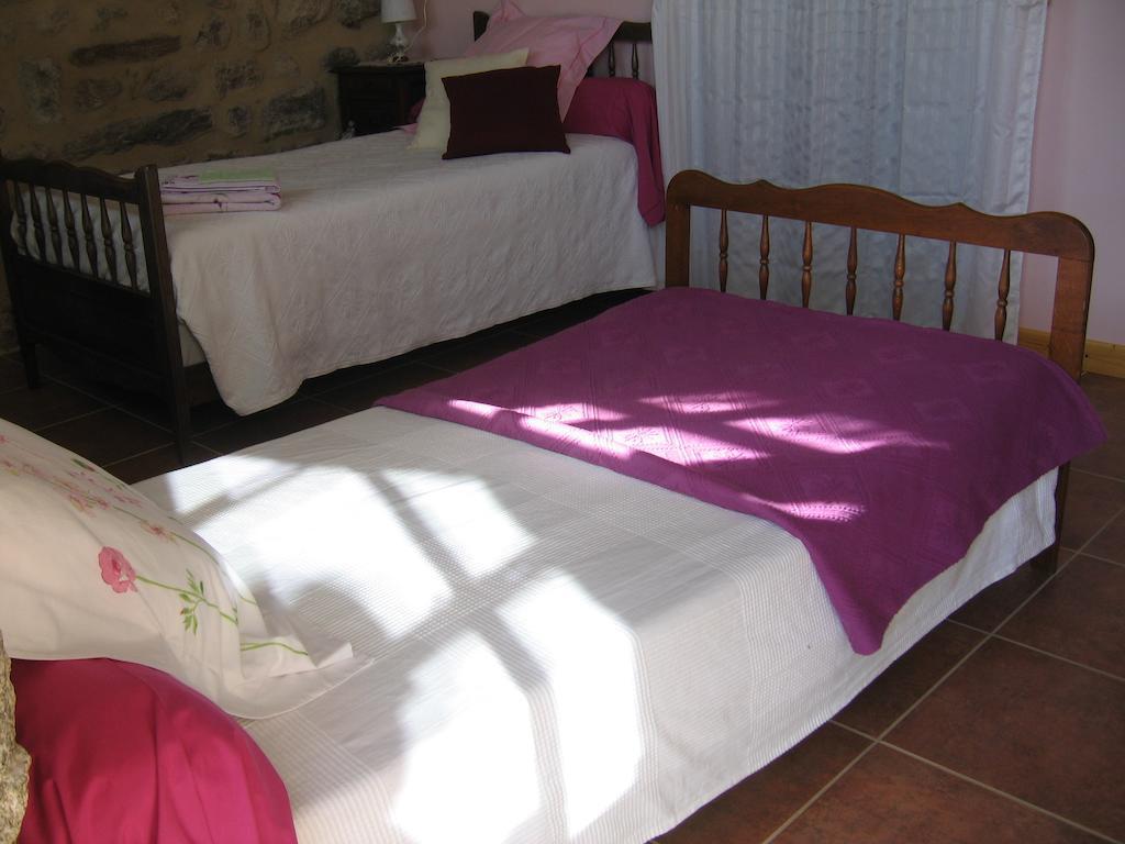 La Ferme Des Genets Bed & Breakfast Medeyrolles Oda fotoğraf