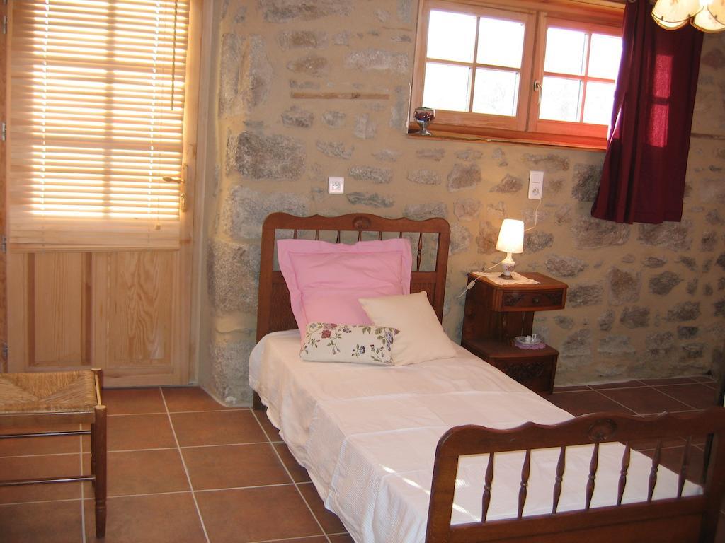La Ferme Des Genets Bed & Breakfast Medeyrolles Oda fotoğraf
