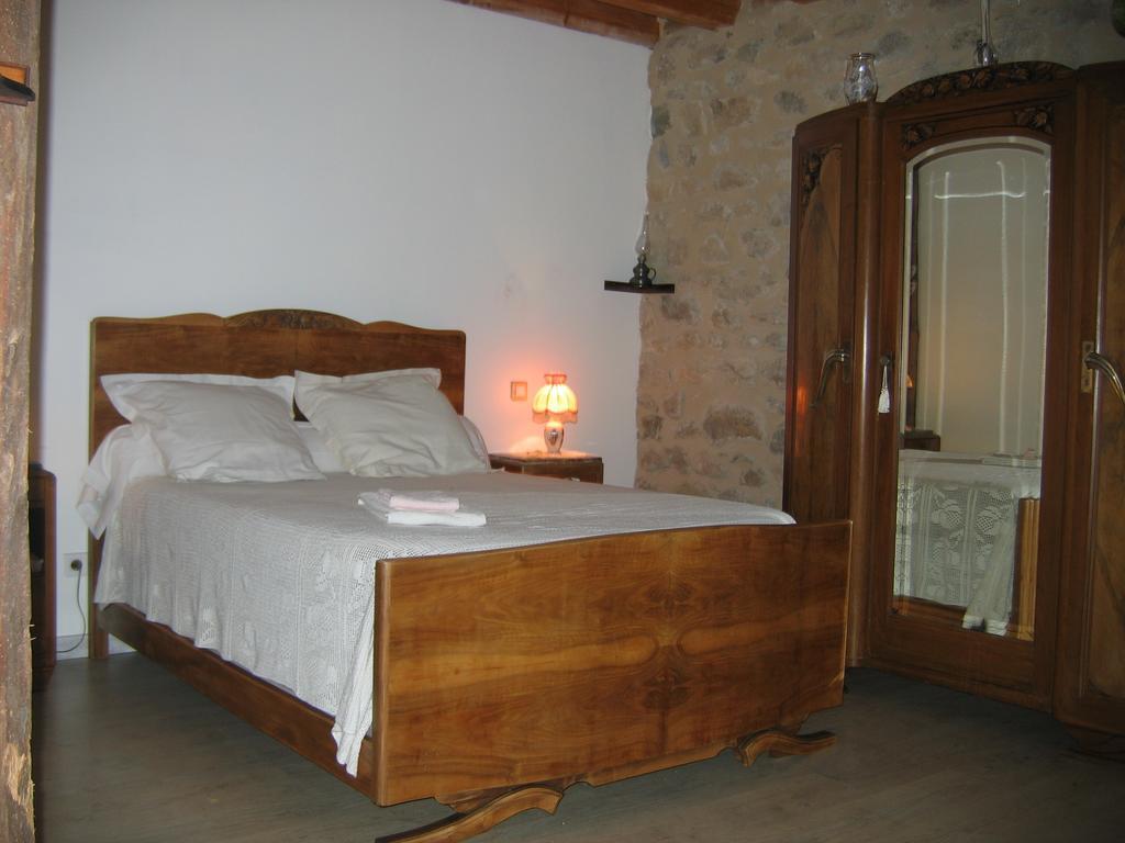 La Ferme Des Genets Bed & Breakfast Medeyrolles Dış mekan fotoğraf